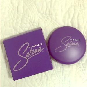 Brand new Selena Quintanilla MAC powder blush.